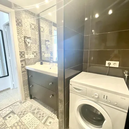 Delfin Apartment Roses